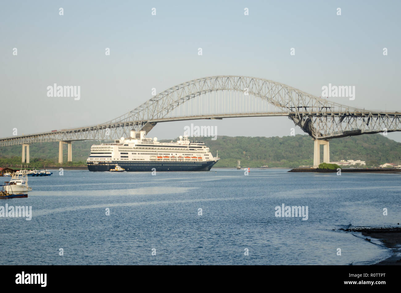 Una nave da crociera all'ingresso del canale di Panama vicino al Ponte delle Americhe Foto Stock