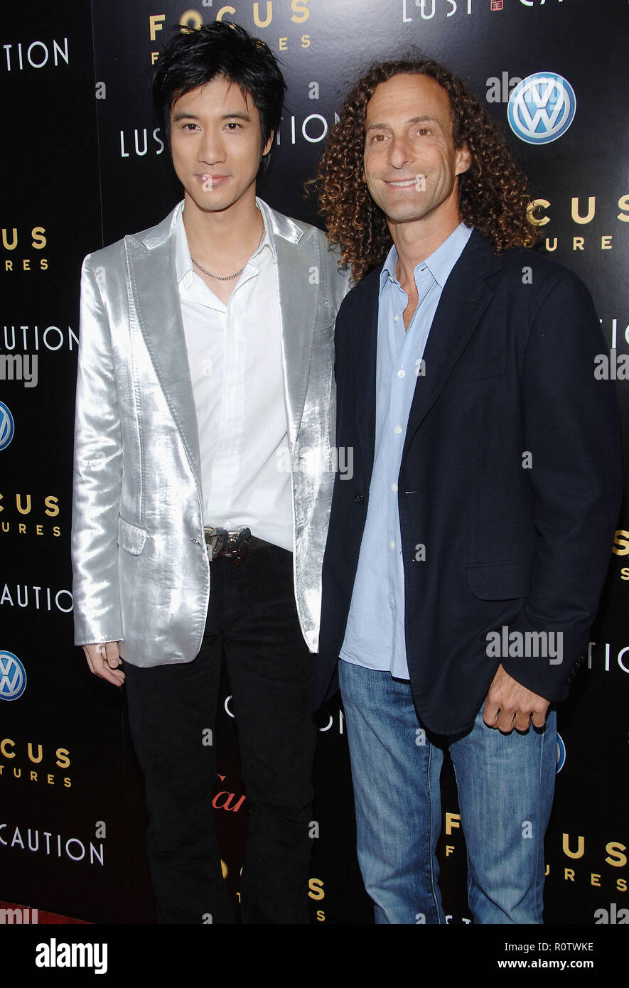 Kenny G e Wang Leehom arrivando alla lussuria Premiere presso la Academy of Motion Pictures Arts and Sciences di Los Angeles in Los Angeles. Foto Stock