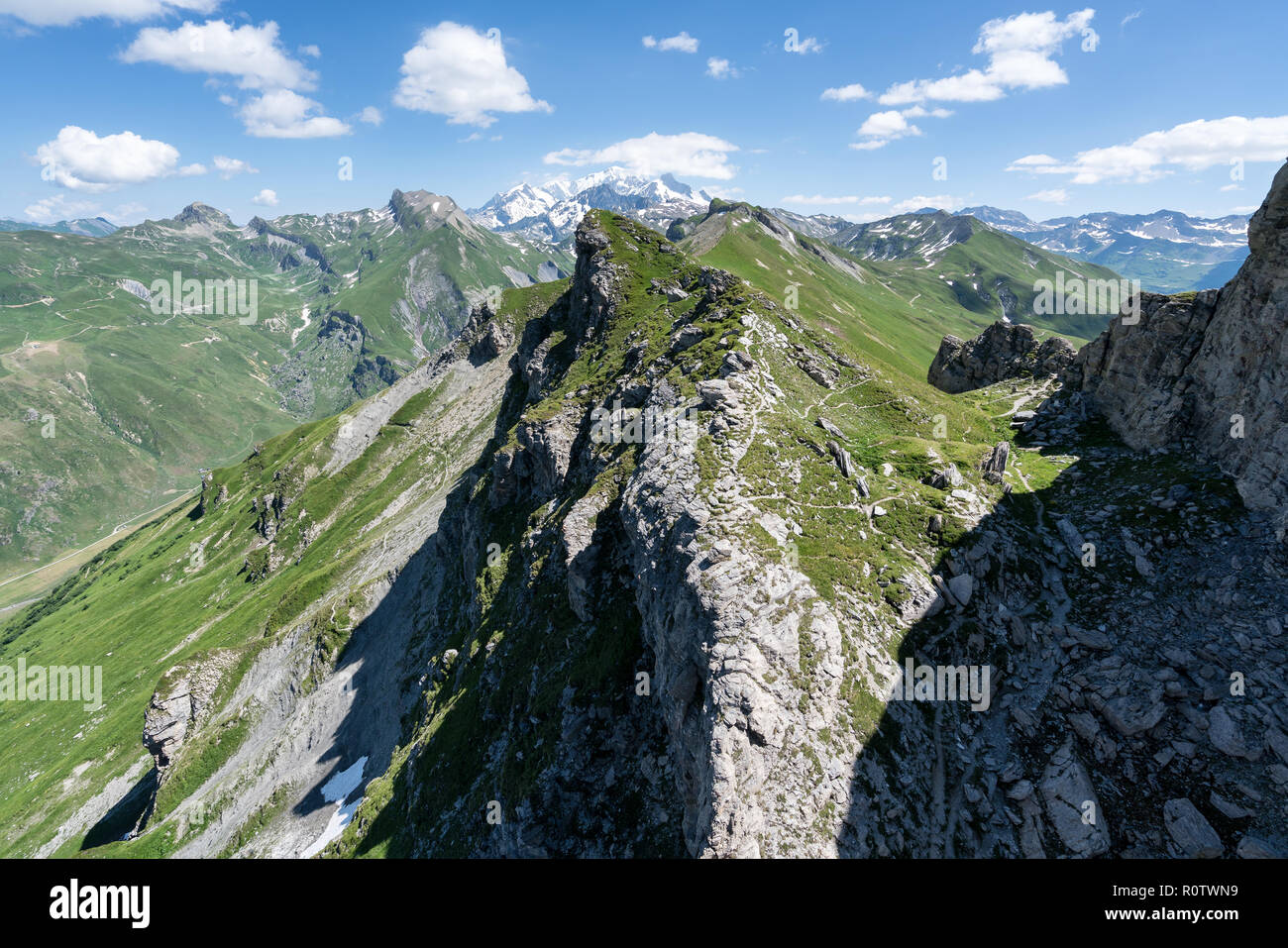 Sulla Via Ferrata Le Roc du Vent vicino a Lac de Roselend, Francia, Europa UE Foto Stock