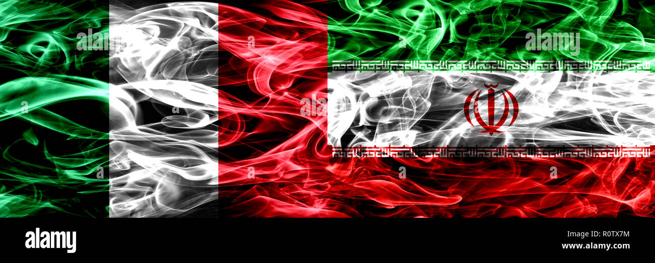 Italia vs Iran, fumo iraniano bandiere poste fianco a fianco. Spesso colorato astratto setosa bandiere di fumo Foto Stock