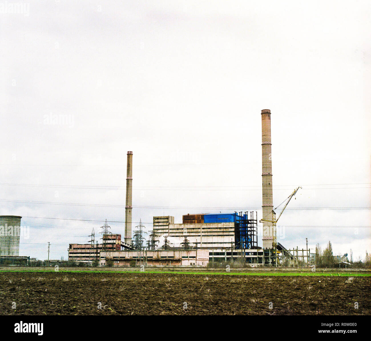 Abbandonata la fabbrica industriale nel campo Foto Stock