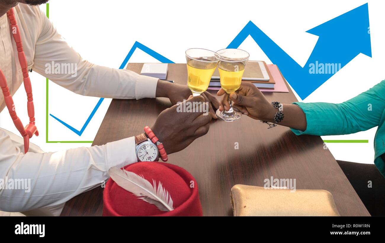 Un africano maschio e femmina per persone d' affari toast per un buon affare seduti ad un tavolo per ufficio con una crescita grafico illustrato su un bianco BG. Foto Stock