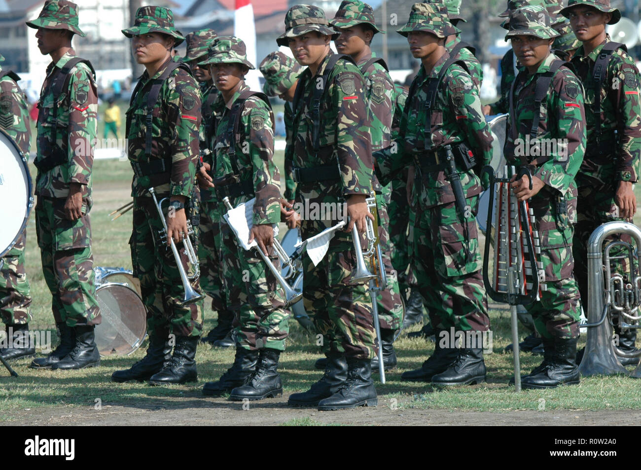 Banda Aceh, Indonesia - Agosto 16, 2005: Indonesia militari di marching band all'Indipendenza Indonesiana giorno celebrazione presso Blangpadang, banda aceh Foto Stock