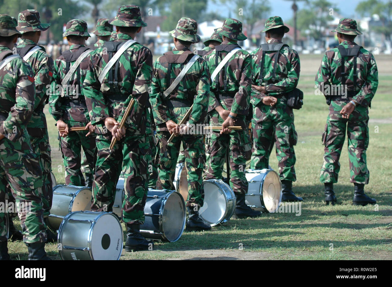 Banda Aceh, Indonesia - Agosto 16, 2005: Indonesia militari di marching band all'Indipendenza Indonesiana giorno celebrazione presso Blangpadang, banda aceh Foto Stock