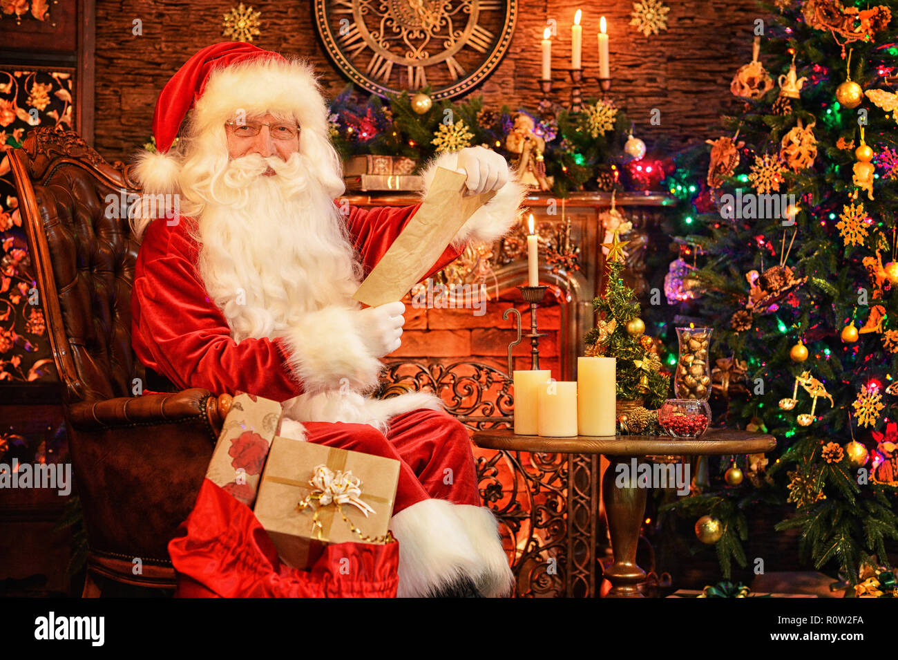 Ritratto di Santa Claus in camera decorata a vacanze di Natale Foto Stock