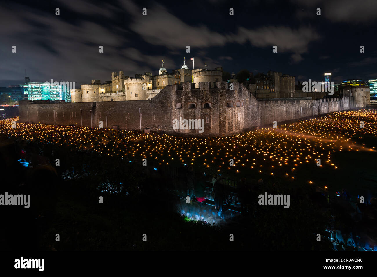 "Oltre l'approfondimento Shadow' installazione su Torre di Londra fossato da Tom Piper e sound artista mira calix segna il centenario della fine del primo WW Foto Stock