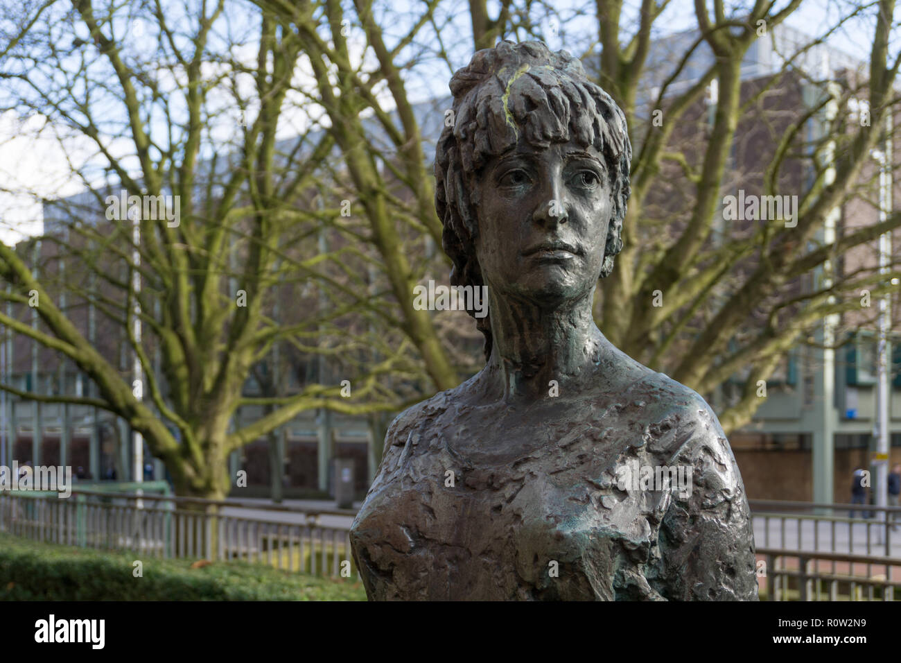 Busto in bronzo dello scultore Elisabeth Frink da F E McWilliam al di fuori del Herbert Art Gallery and Museum, Coventry, Regno Unito Foto Stock