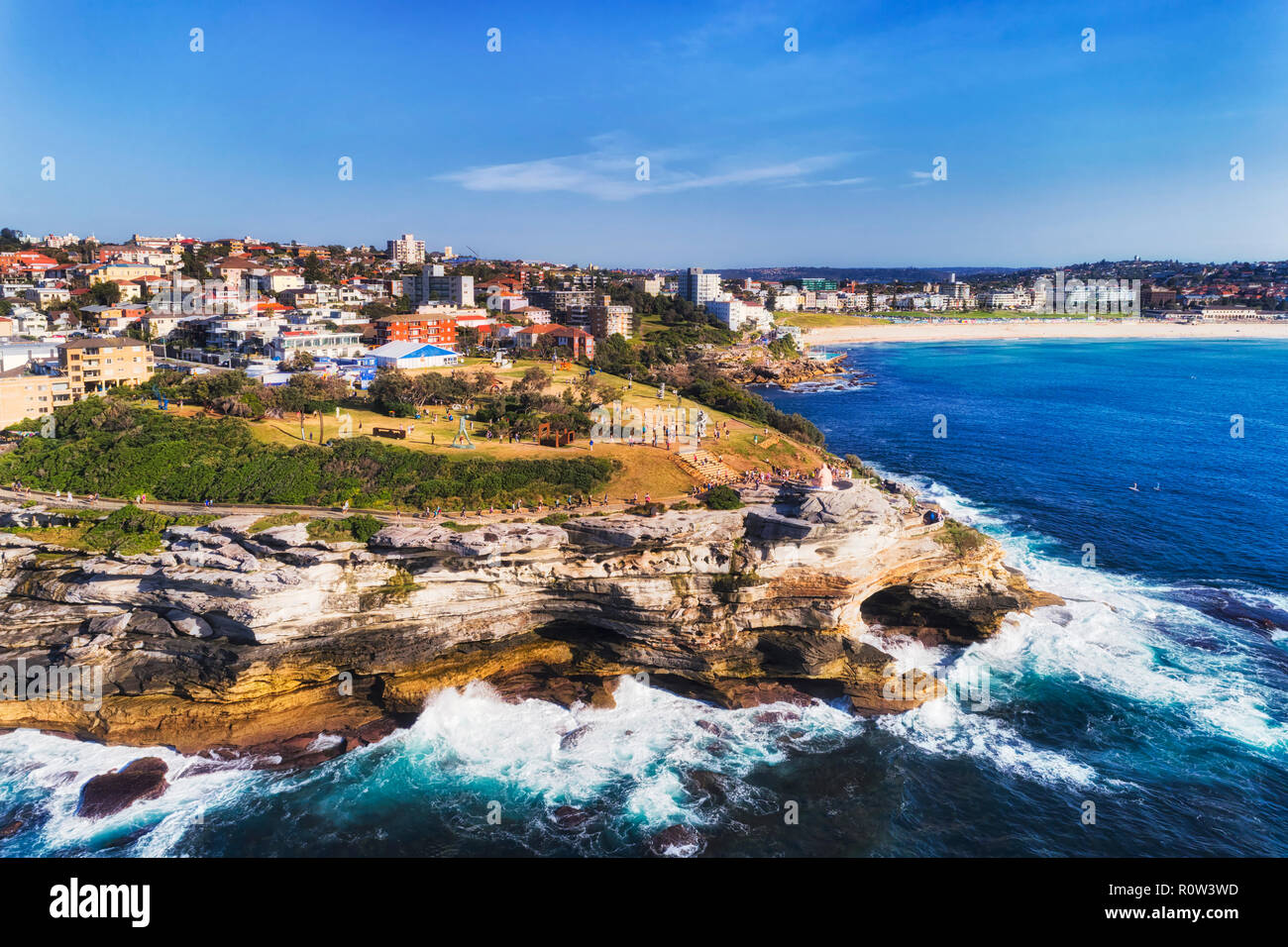 Ripida scogliera di arenaria di coniugi Mackenzie punto vicino a Sydney famosa spiaggia Bondi durante la scultura annuale dal salone del mare visto dal mare aperto verso est Foto Stock