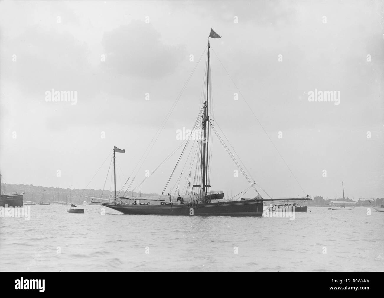 Il 40 ton scialuppa 'Hyacinth" all'ancoraggio, 1913. Creatore: Kirk & Figli di Cowes. Foto Stock