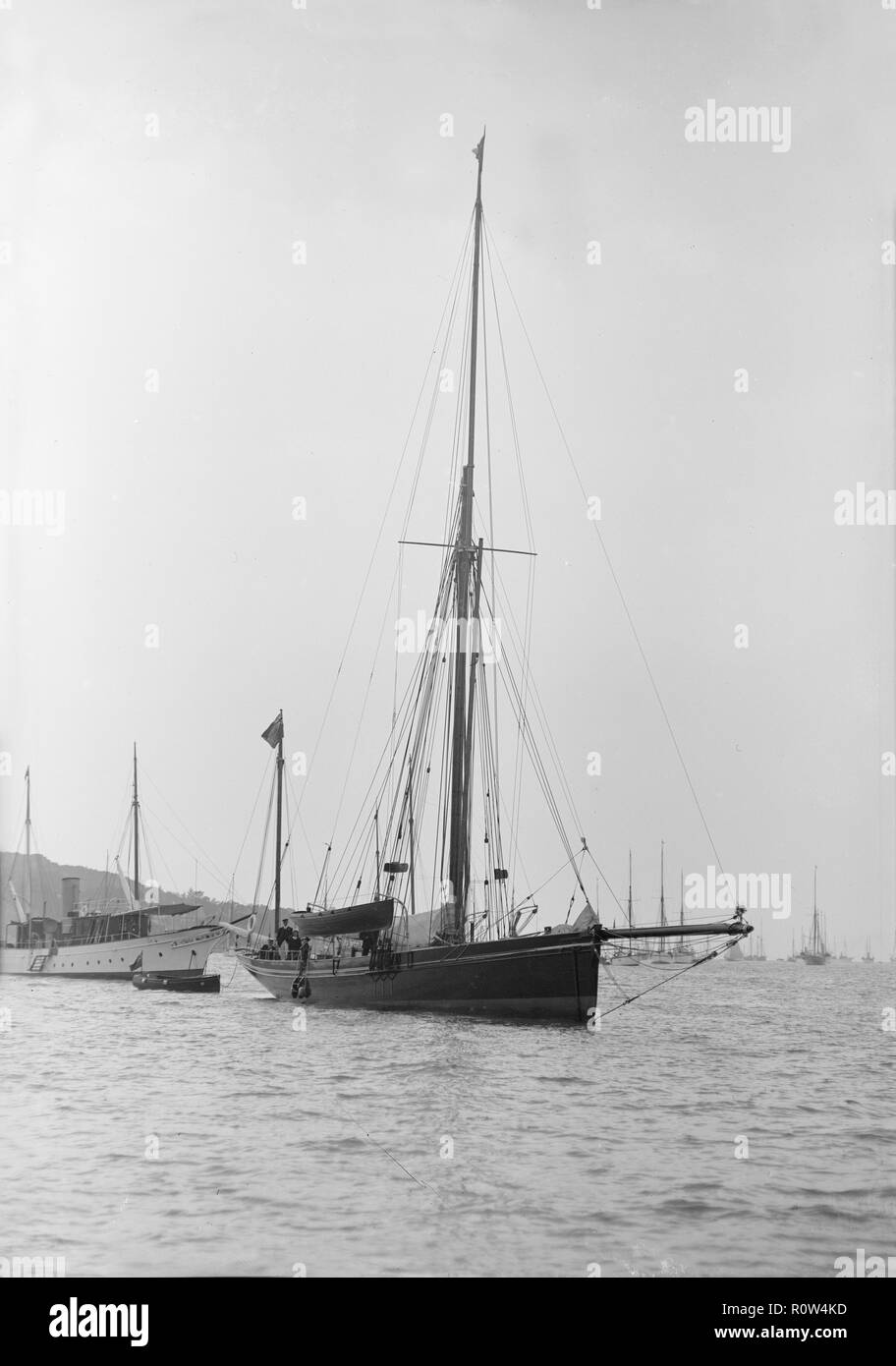 Il 40 ton scialuppa 'Hyacinth" all'ancoraggio, 1913. Creatore: Kirk & Figli di Cowes. Foto Stock