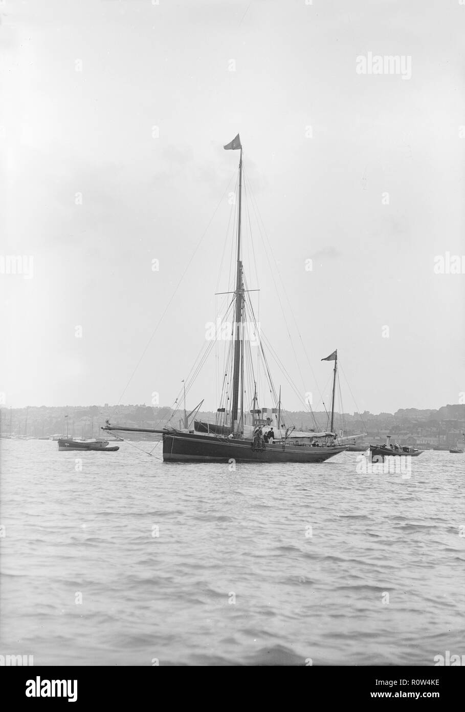 Il 40 ton scialuppa 'Hyacinth" all'ancoraggio, 1913. Creatore: Kirk & Figli di Cowes. Foto Stock