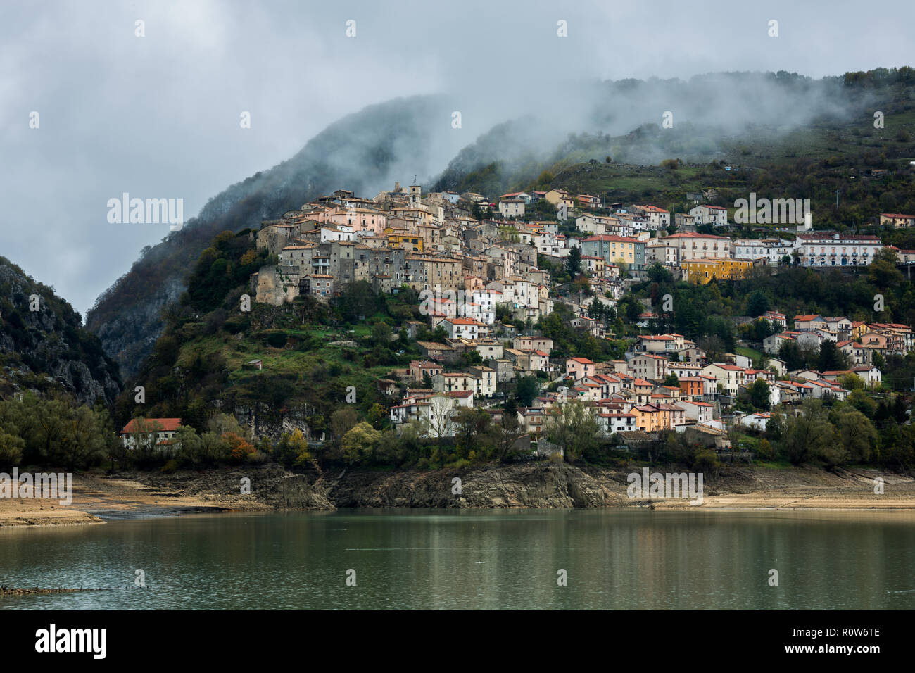 L'antico borgo di Barrea e il lago. Abruzzo, Italia, Europa Foto Stock