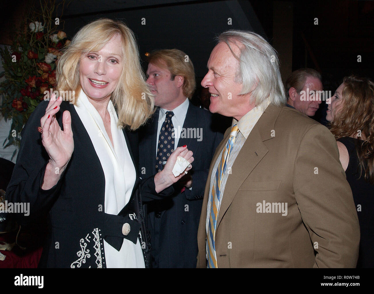 Sally Kellerman in posa con Anthony Hopkins al dopo la festa per la premiere di Gosford Park presso la Academy of Motion Picture Arts e la scienza in L Foto Stock