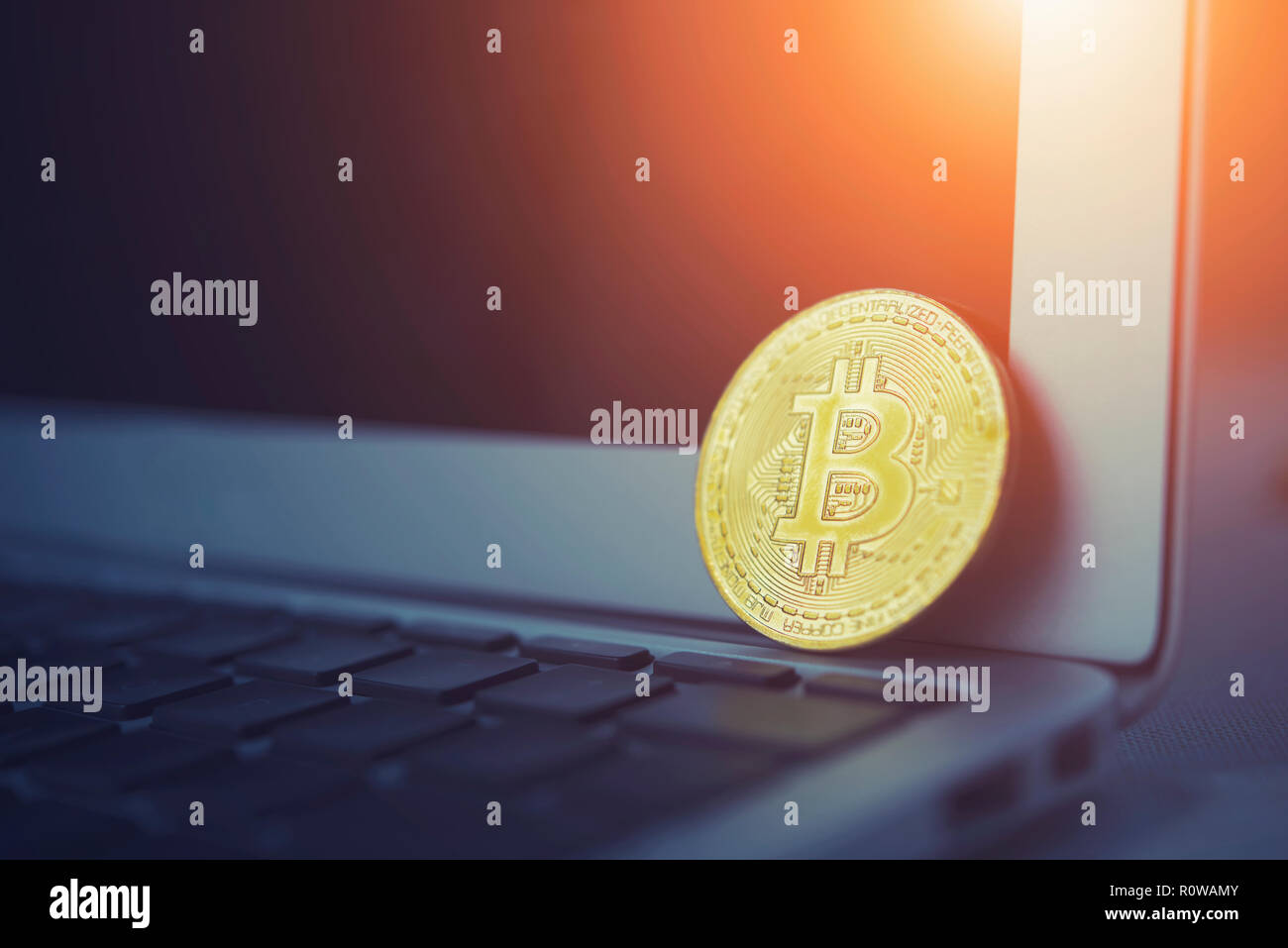 Bitcoin concetto. Golden bitcoin mettere sulla tastiera del notebook con schermo vuoto con la luce. Foto per aggiungere messaggio di testo. Sfondo per progettazione lavori d'arte. Foto Stock