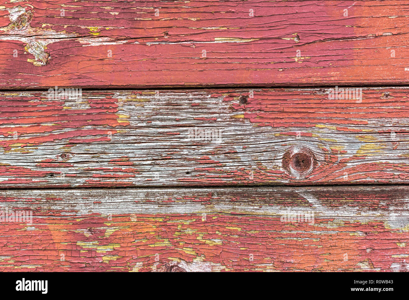 Texture in legno, sfondo legno, rosso sfald vernice, vernice peel e crepe Foto Stock