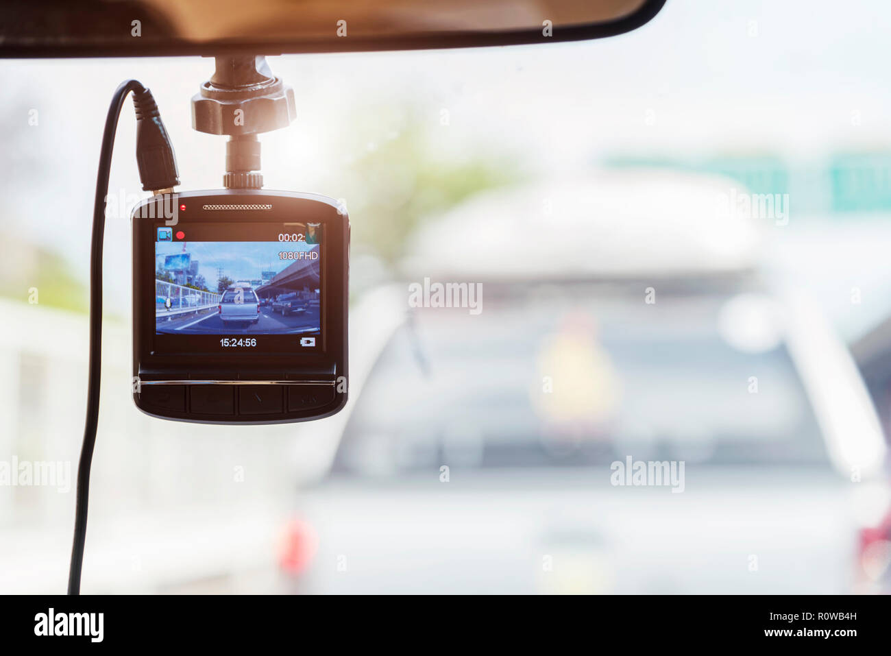 Registratore fotocamera nella parte anteriore della vettura per la sicurezza su strada. Foto Stock