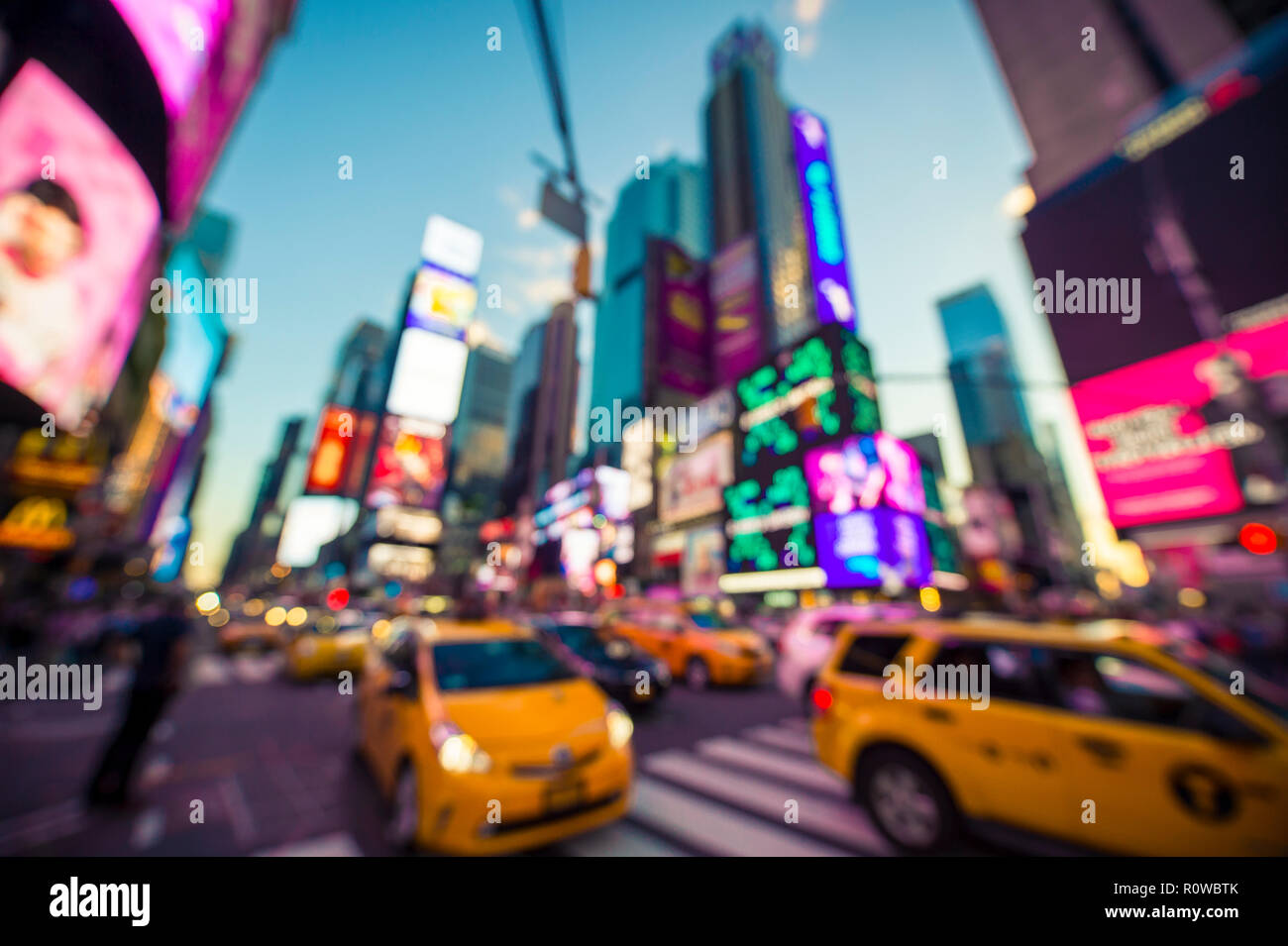 Abstract defocalizzazione vista delle luci al neon e il traffico di Times Square sotto il cielo al tramonto in New York City, Stati Uniti d'America Foto Stock