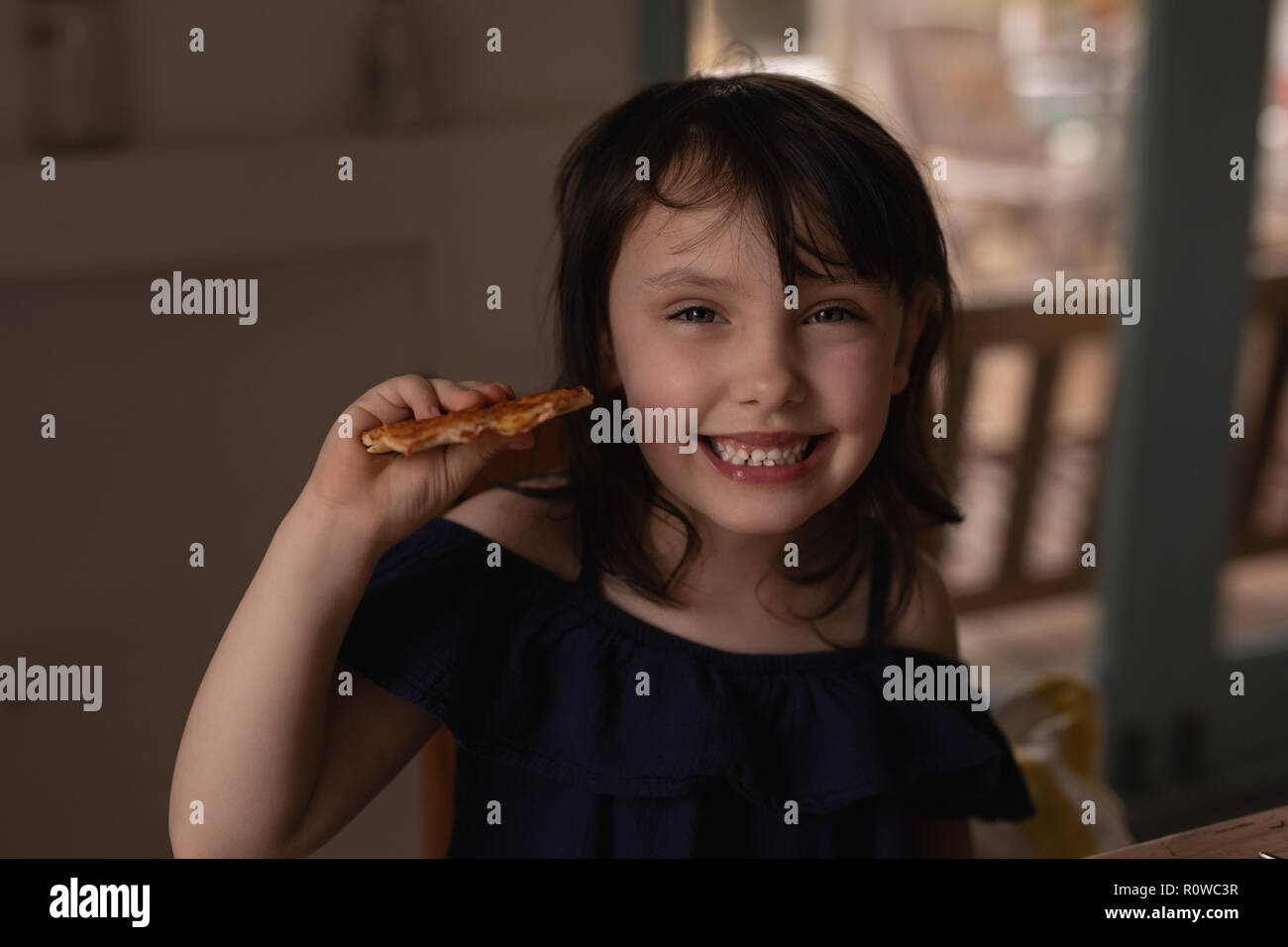 Ragazza con cibo dolce a casa Foto Stock