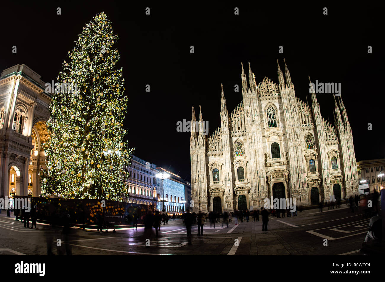 Il tempo di Natale in Italia. La piazza del Duomo di Milano Foto Stock