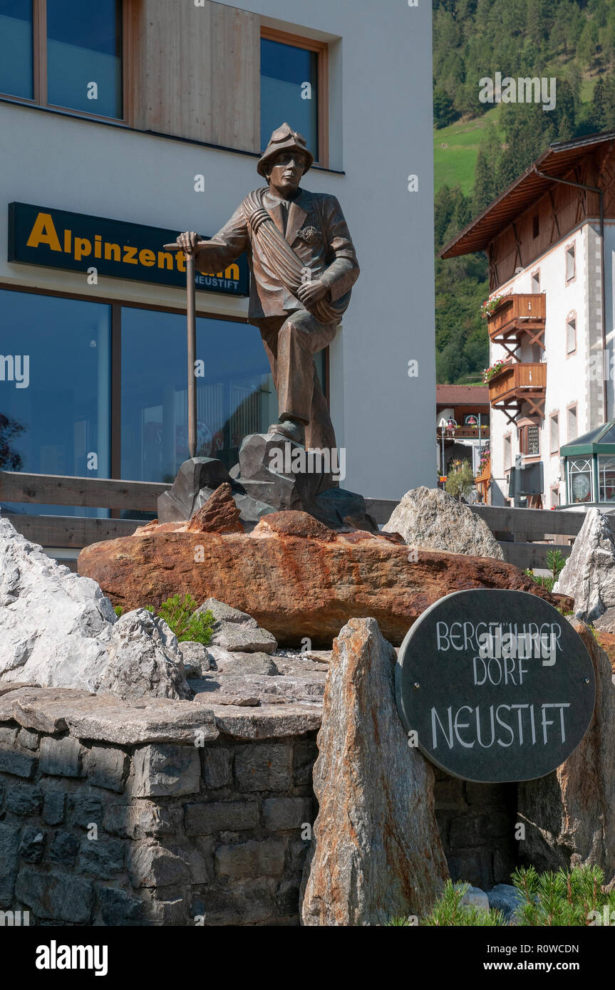 Statua di alpinismo a Neustift im Stubaital, Tirolo, Austria Foto Stock