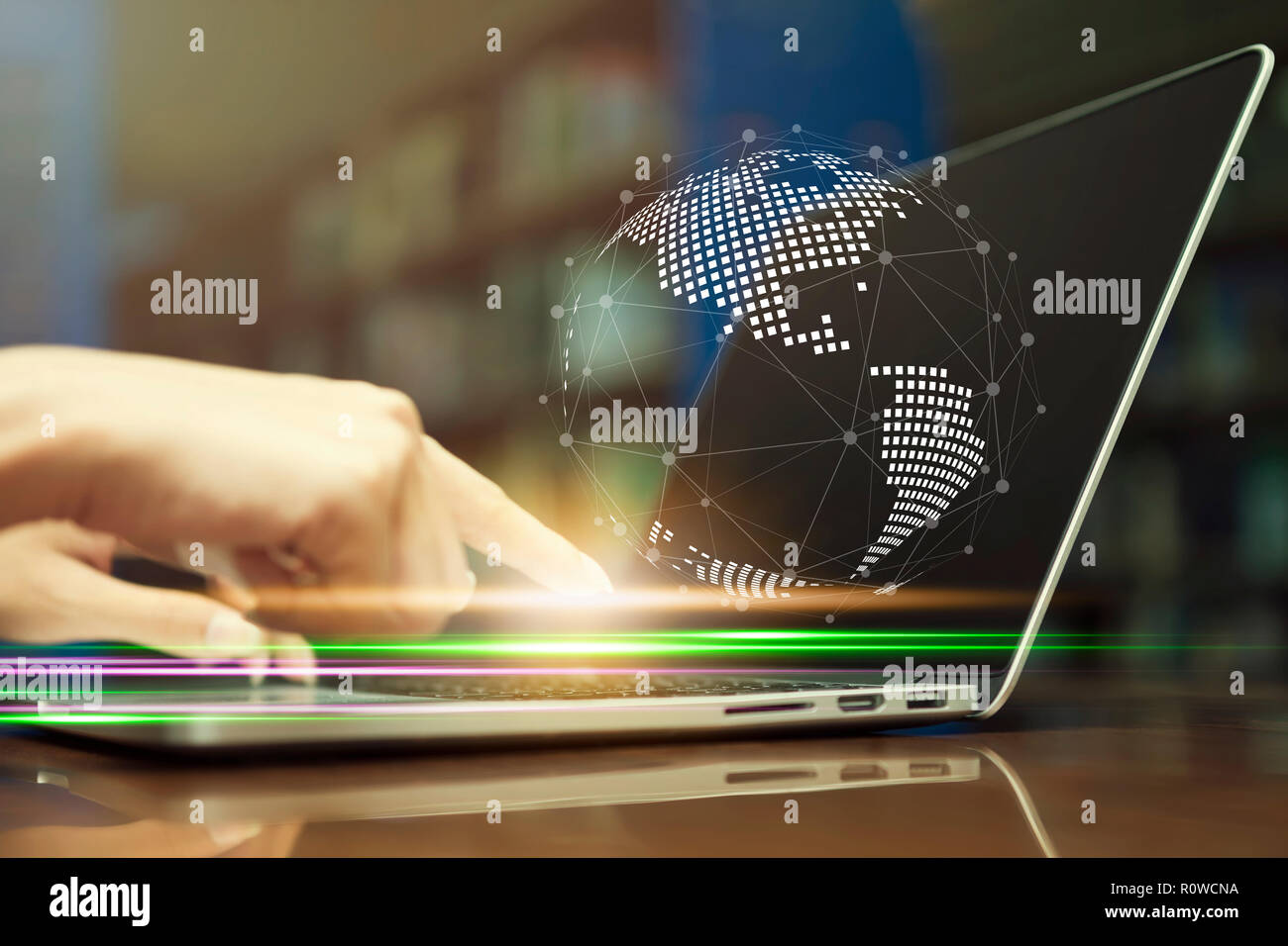 La tecnologia di rete e connessione a internet concetto. Vista dettagliata parte della gente di affari sulla tastiera portatile. Global Symbol da punti e linee sullo schermo. Foto Stock