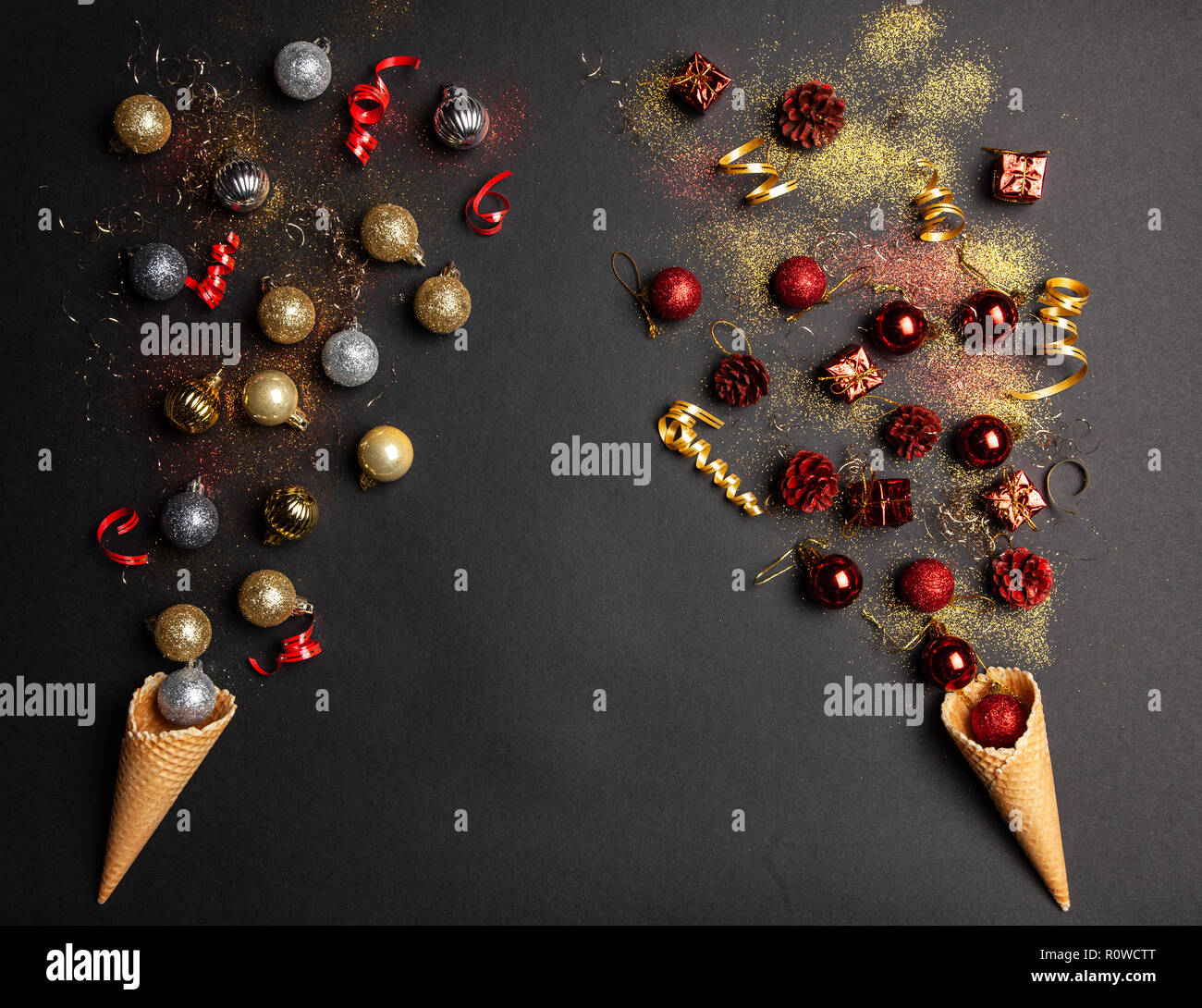 Sfondo di natale con gelato su sfondo scuro Foto Stock