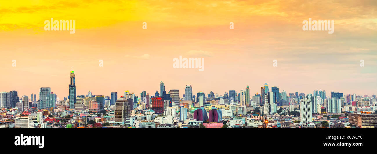 Panorama di Bangkok skyline al tramonto, Thailandia. Foto Stock