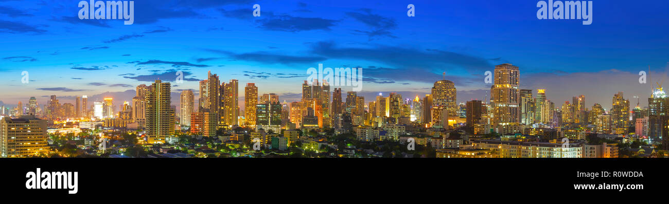 Panorama di alto edificio moderno di Bangkok business centro città al crepuscolo. Foto per aggiungere messaggio di testo. Sfondo per progettazione lavori d'arte. Foto Stock