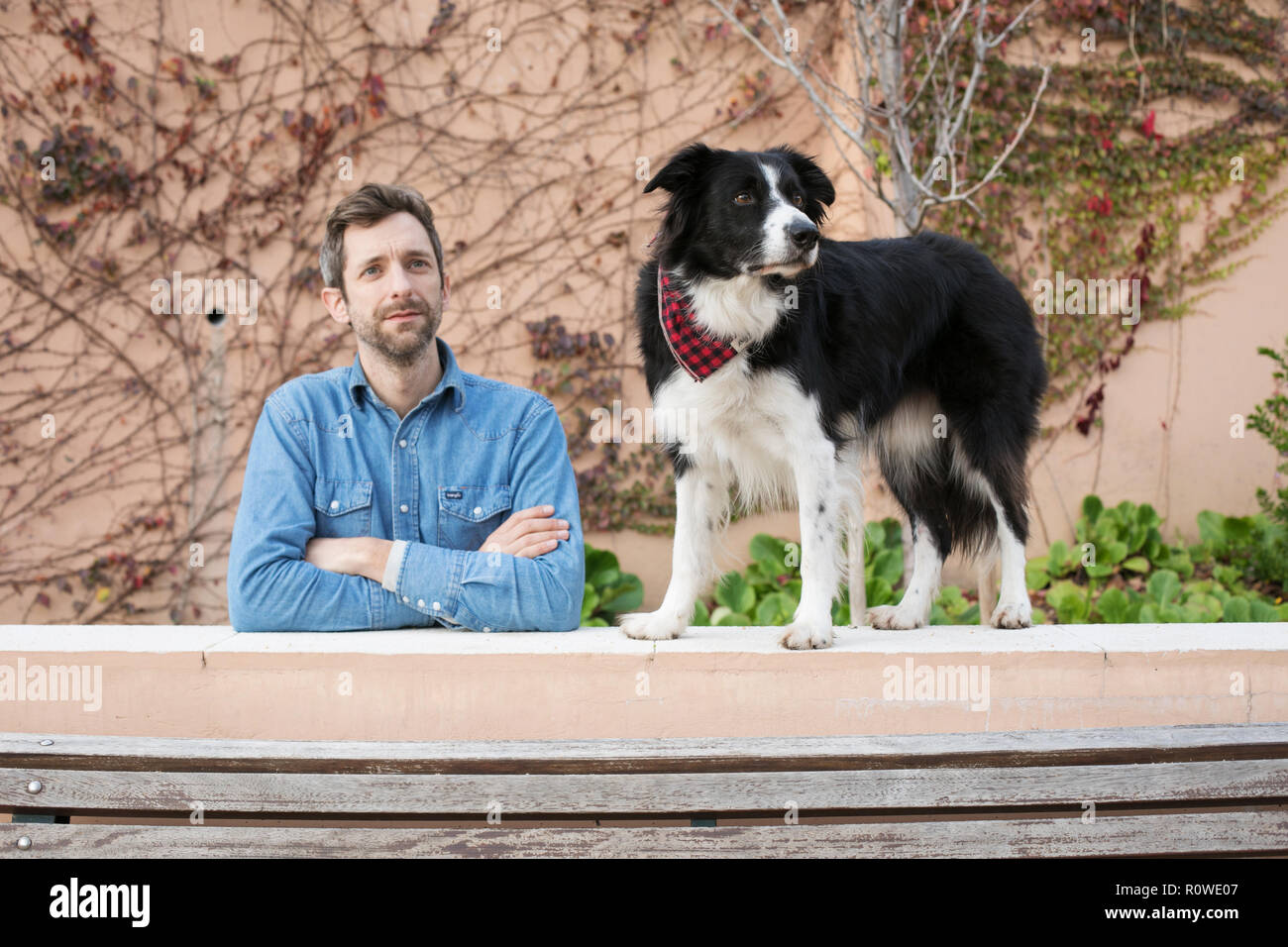 Ritratto di graphic designer Andrew Knapp con il suo cane Momo, un Border Collie, in un arresto di Lisbona, durante il viaggio attraverso l'Europa. Foto Stock