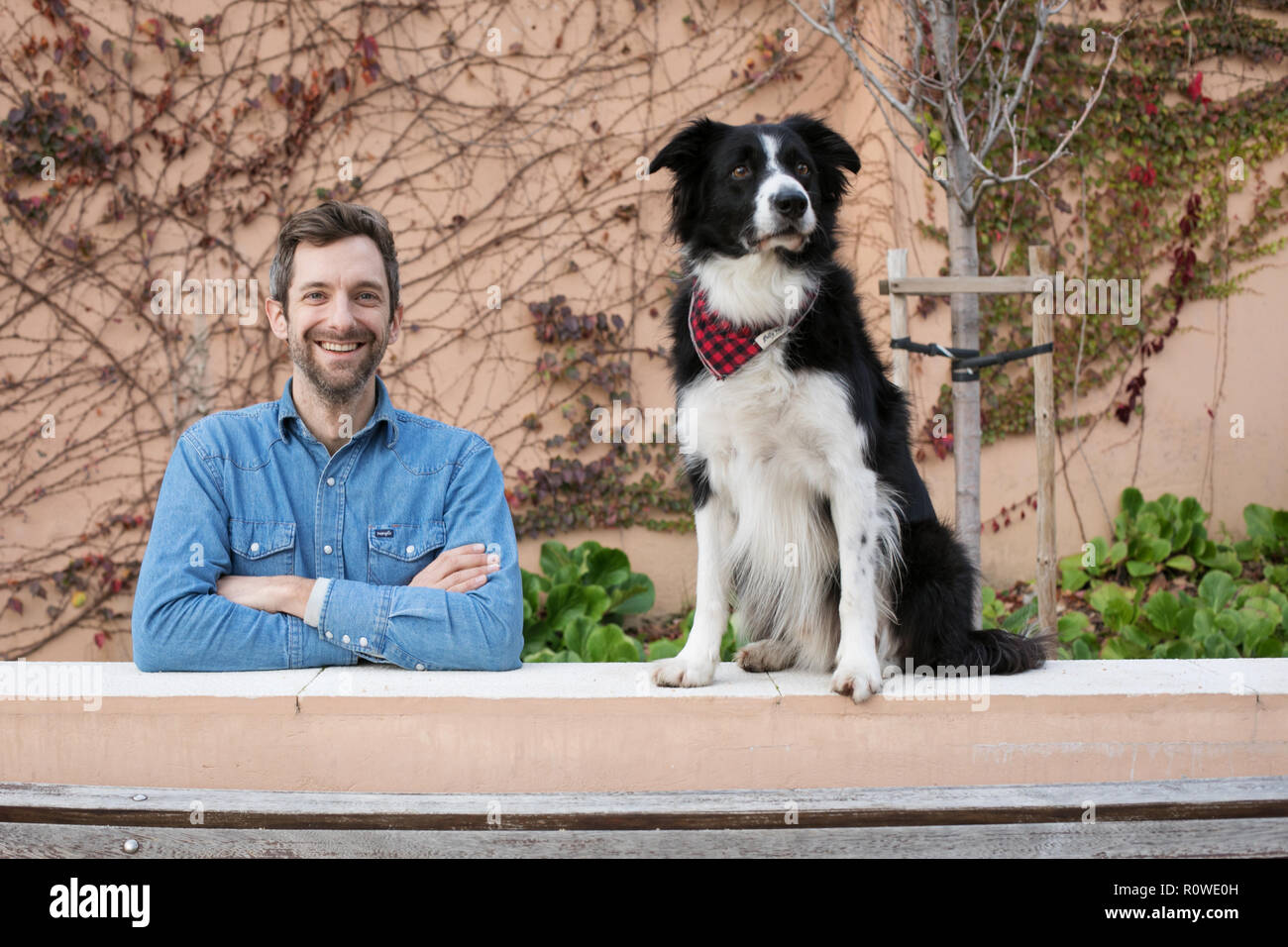 Ritratto di graphic designer Andrew Knapp con il suo cane Momo, un Border Collie, in un arresto di Lisbona, durante il viaggio attraverso l'Europa. Foto Stock