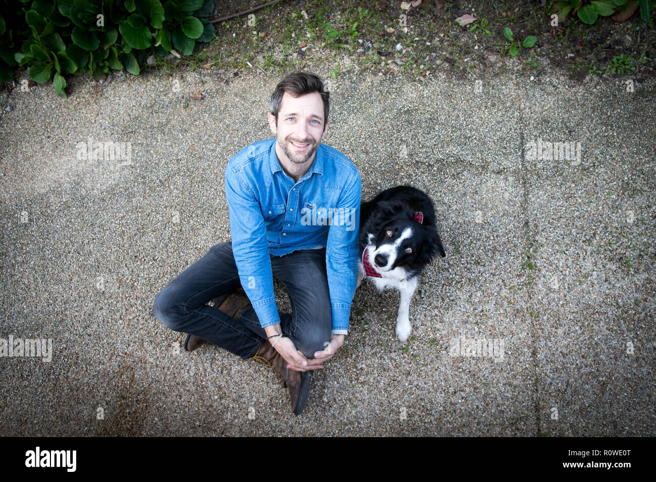 Ritratto di graphic designer Andrew Knapp con il suo cane Momo, un Border Collie, in un arresto di Lisbona, durante il viaggio attraverso l'Europa. Foto Stock