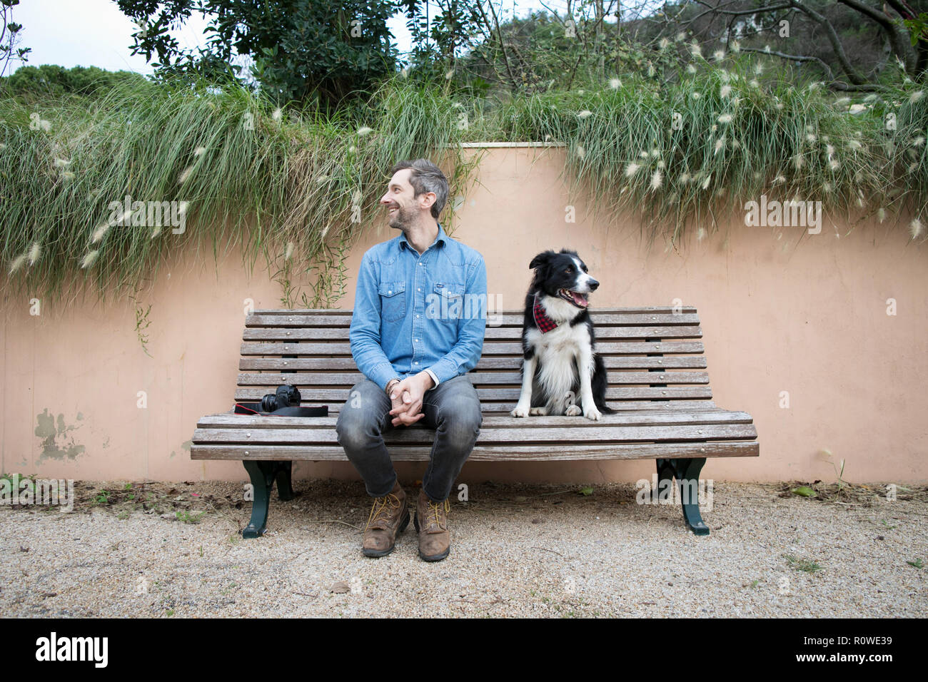 Ritratto di graphic designer Andrew Knapp con il suo cane Momo, un Border Collie, in un arresto di Lisbona, durante il viaggio attraverso l'Europa. Foto Stock