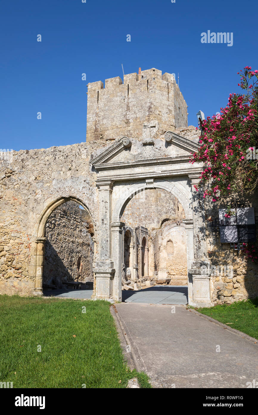 Chiesa di Santa Maria e la torre all'interno del castello di Palmela, Palmela, distretto di Setubal, regione di Lisbona, Portogallo, Europa Foto Stock