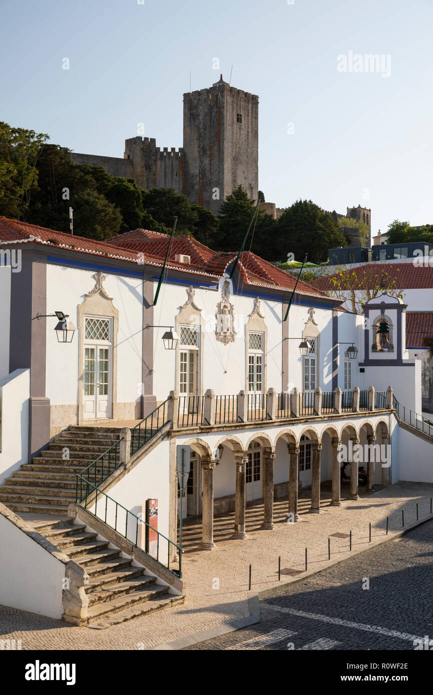 Palmela palazzo comunale e castello in salita, Palmela, distretto di Setubal, regione di Lisbona, Portogallo, Europa Foto Stock