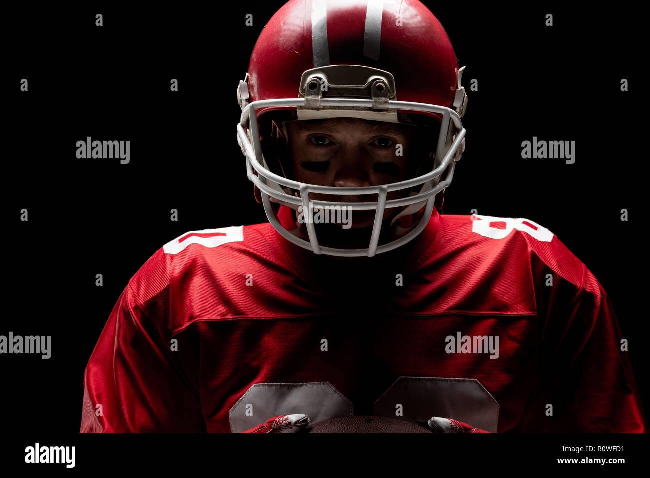 Giocatore di football americano in piedi con il rugby helmat Foto Stock