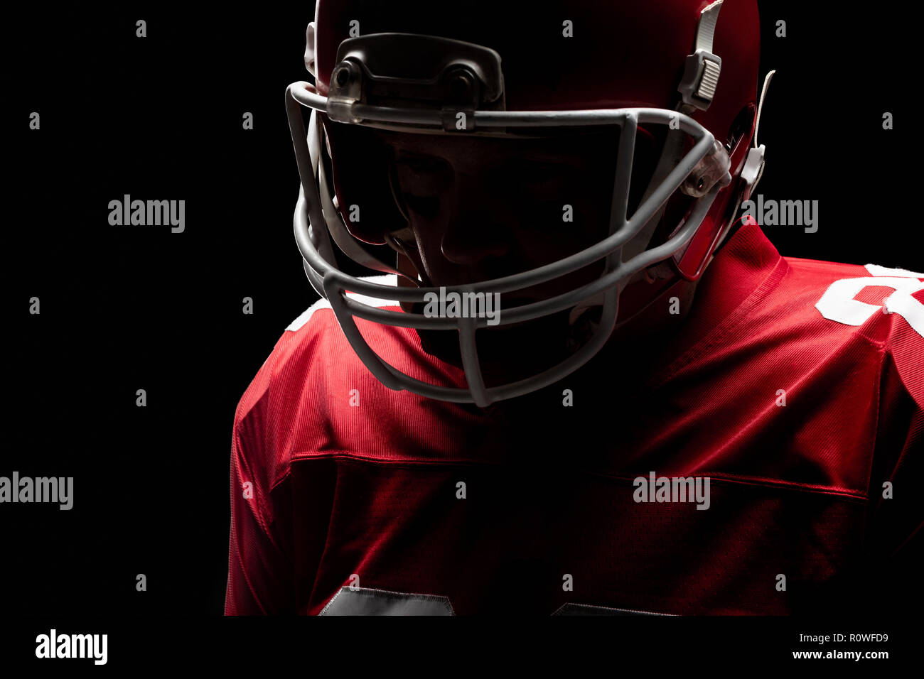 Giocatore di football americano in piedi con il rugby helmat Foto Stock