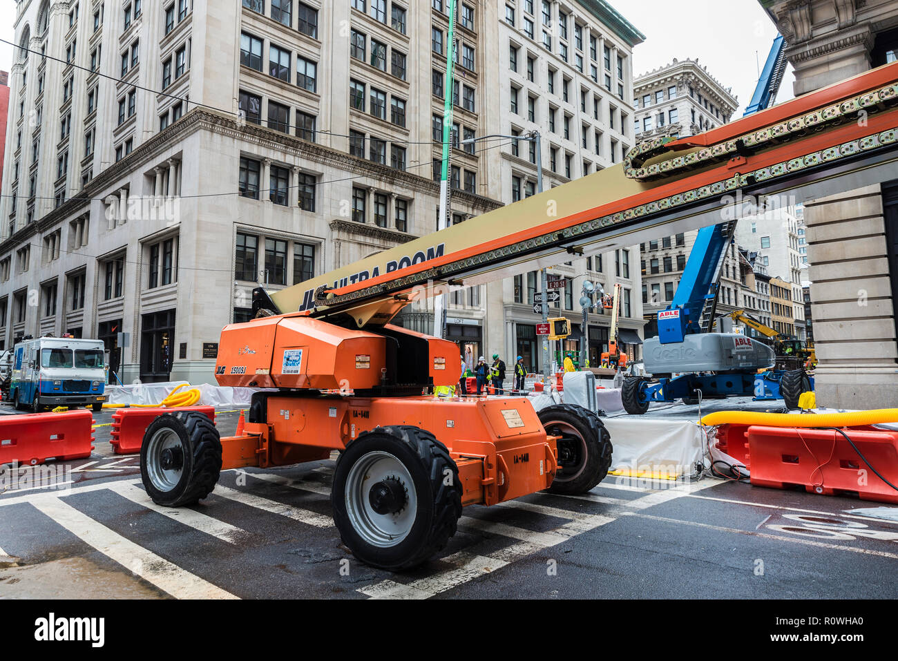 La città di New York, Stati Uniti d'America - Luglio 25, 2018: lavori di costruzione sulla Quinta Avenue con pesanti macchine industriali e lavoratori in New York City, Stati Uniti d'America Foto Stock