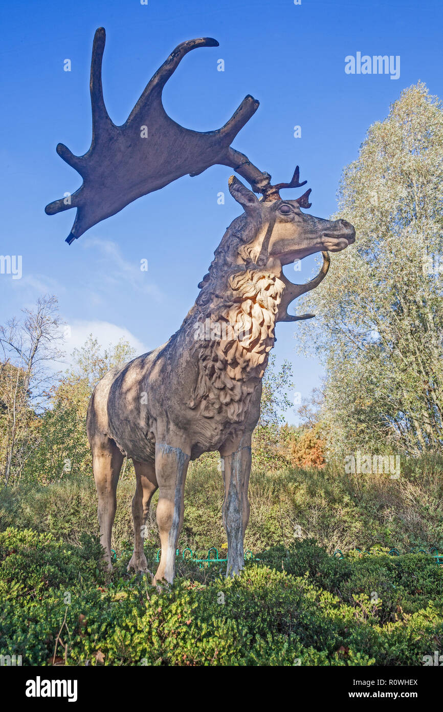 Un modello di un gigante estinto Irish Elk dalla età di ghiaccio al Crystal Palace Park nel Sud Est di Londra. Foto Stock