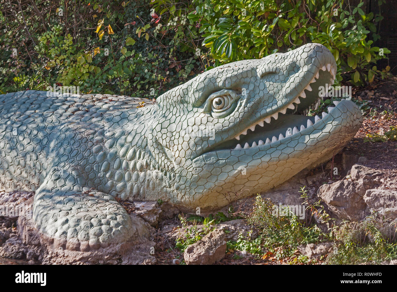 Uno dei molti la vita dei modelli a grandezza naturale di dinosauri in stile vittoriano corte di dinosauro al Crystal Palace Park nel Sud Est di Londra. Foto Stock