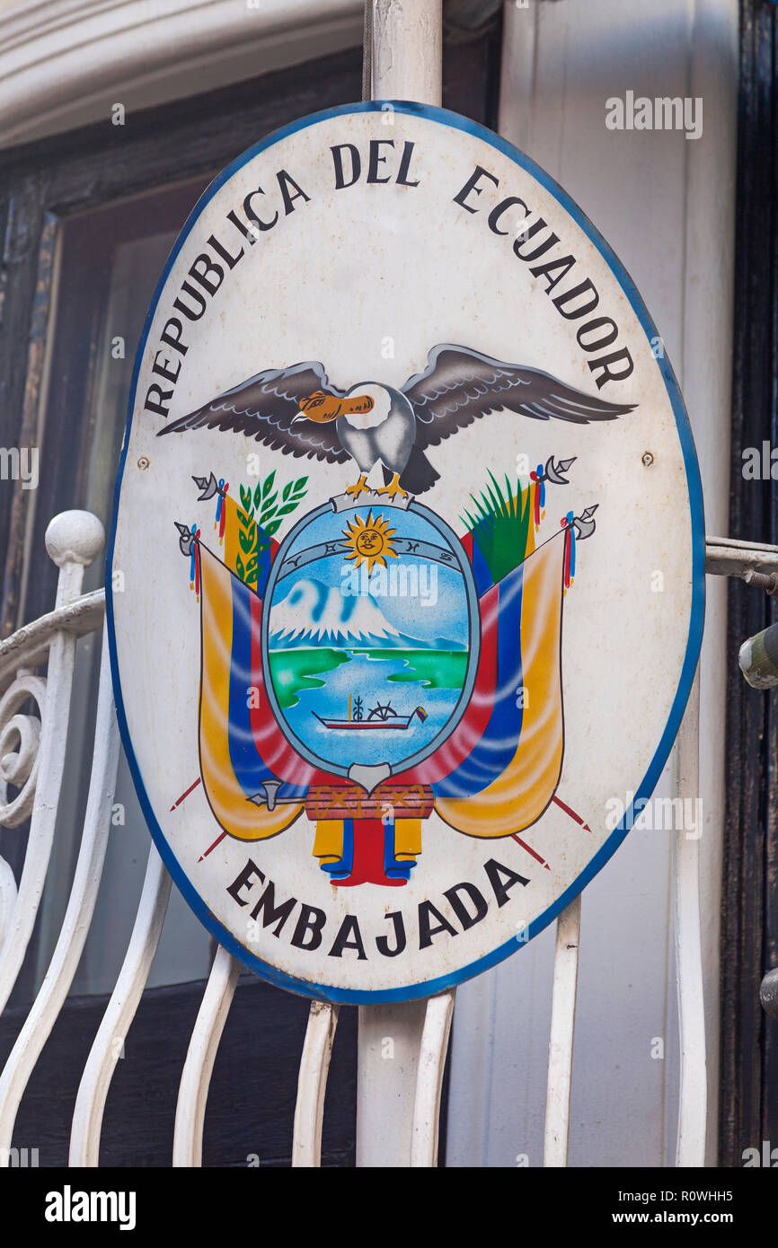 Londra, Knightsbridge. Uno scudo contrassegnando la posizione dell'Ambasciata ecuadoriana in Hans Crescent. Foto Stock