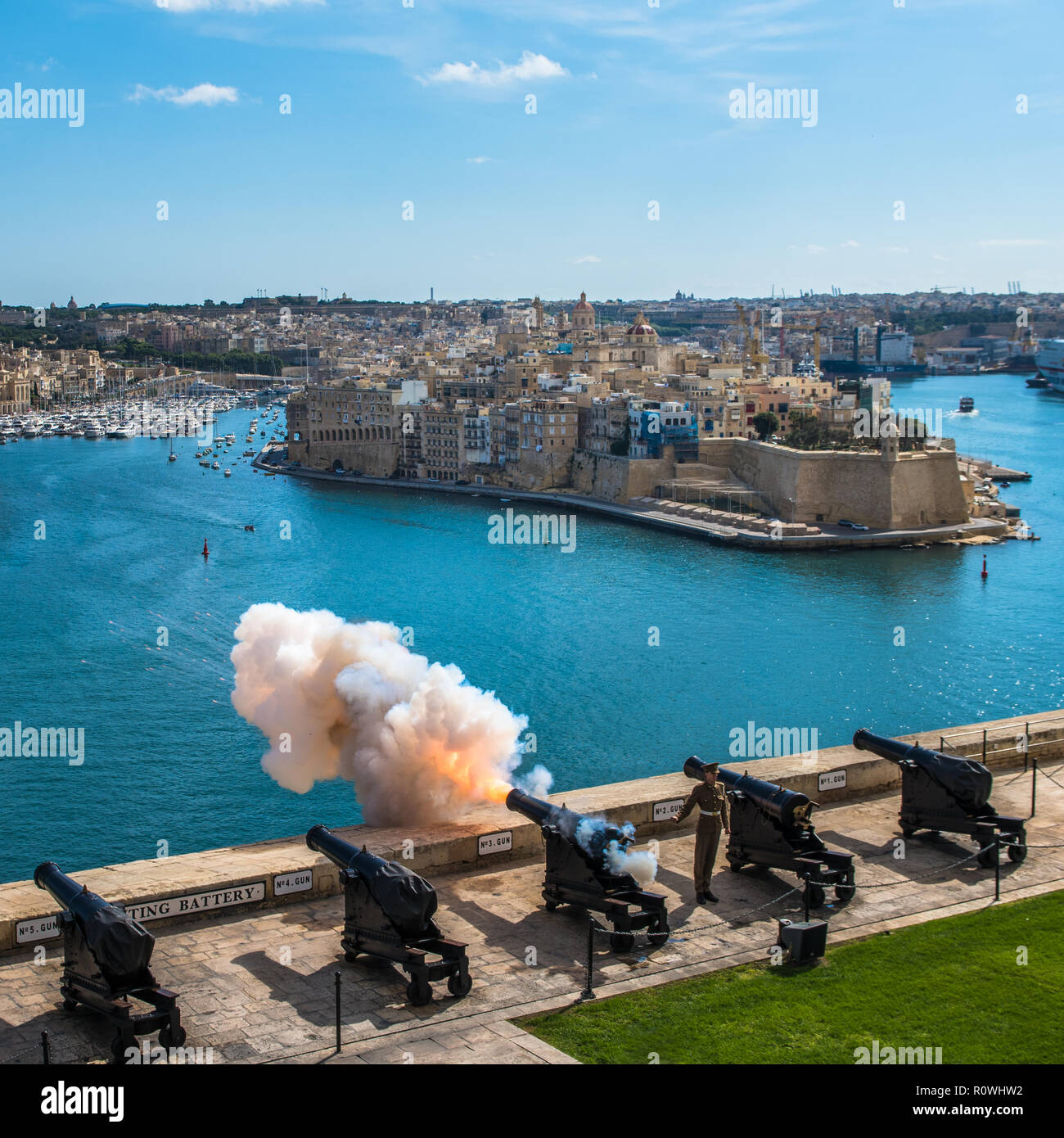 La Valletta, Malta - Novembre 2, 2017: 12.00 pistola che spara di batteria a salve a La Valletta, Malta. Foto Stock