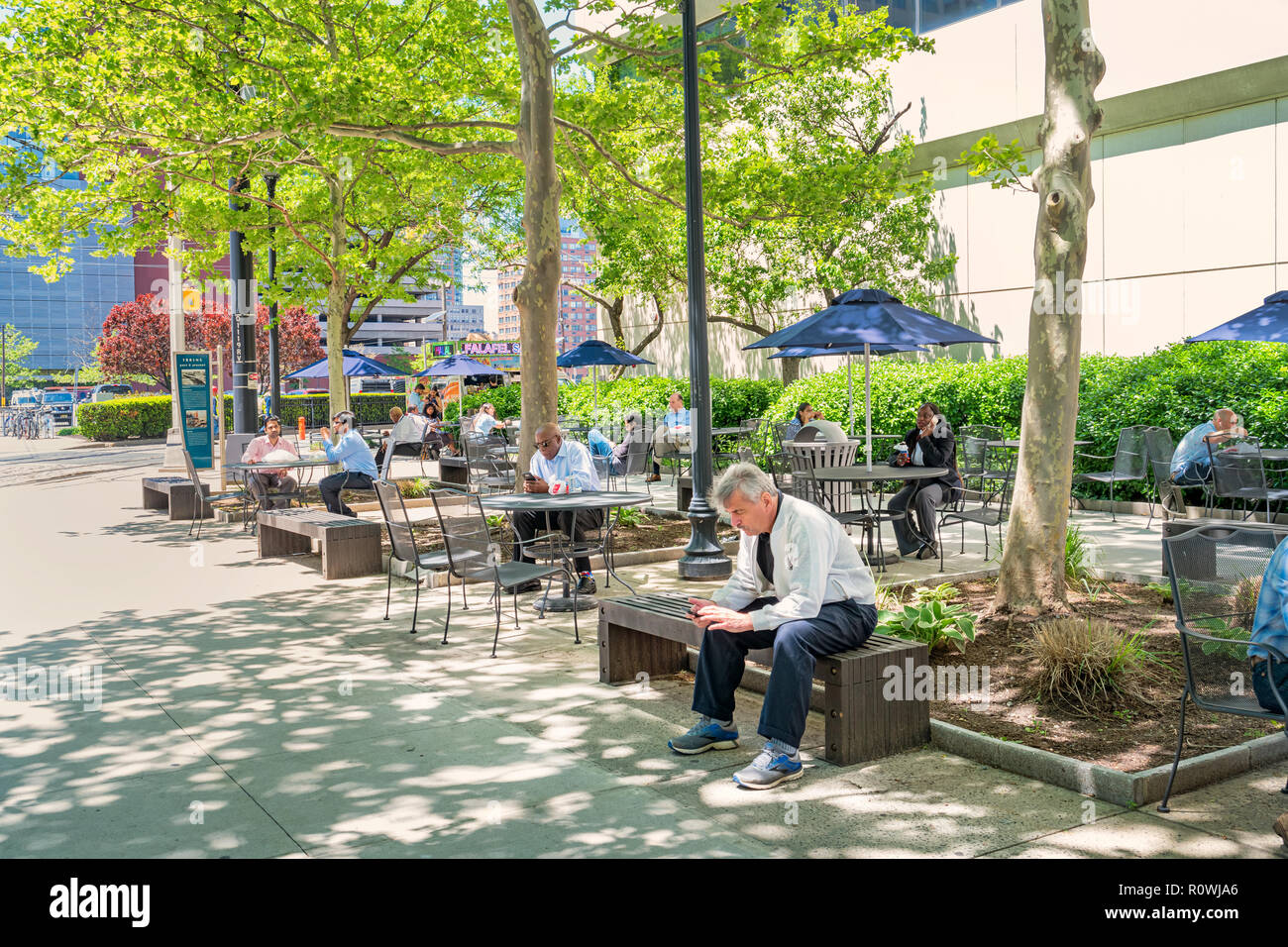 Lavoratori di colletto bianchi rilassarvi in un parco durante la pausa di lavoro Foto Stock