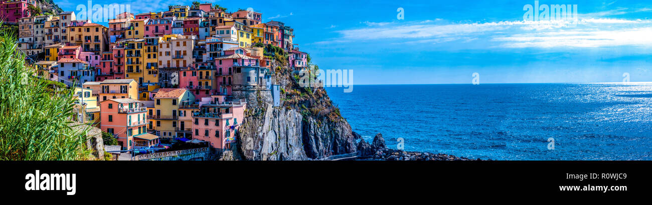 Vista panoramica del paesaggio urbano colorato sulle montagne oltre il mare Mediterraneo e le Cinque Terre, Italia Foto Stock