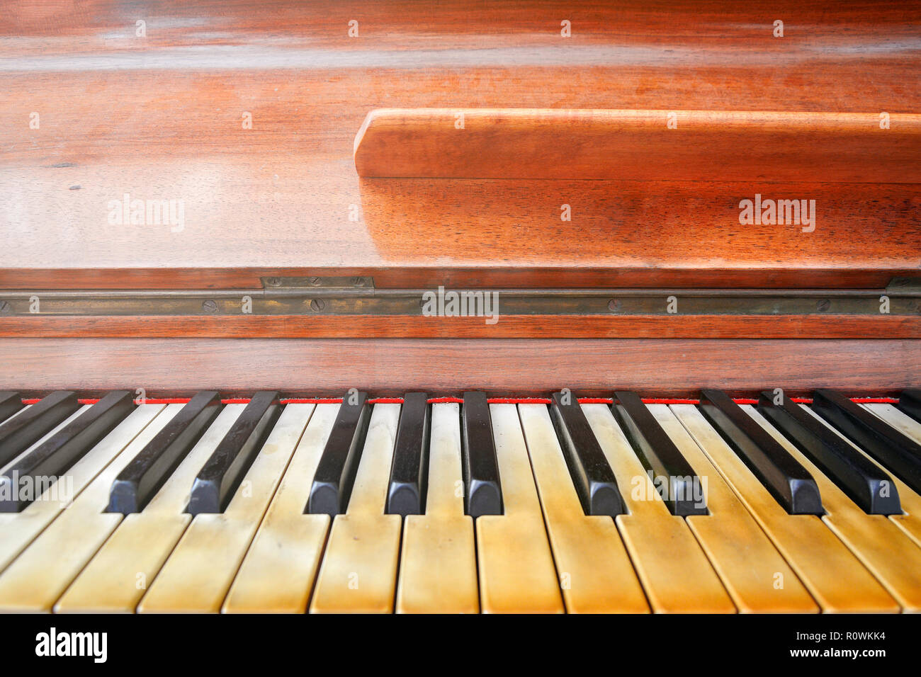 Tastiera di un ben indossati pianoforte. Vista frontale Foto Stock