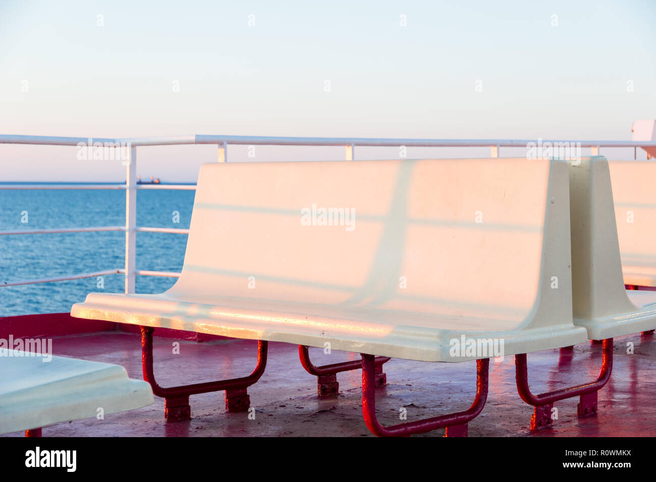 Canale di Piombino incrocio con ferry boat in estate Foto Stock