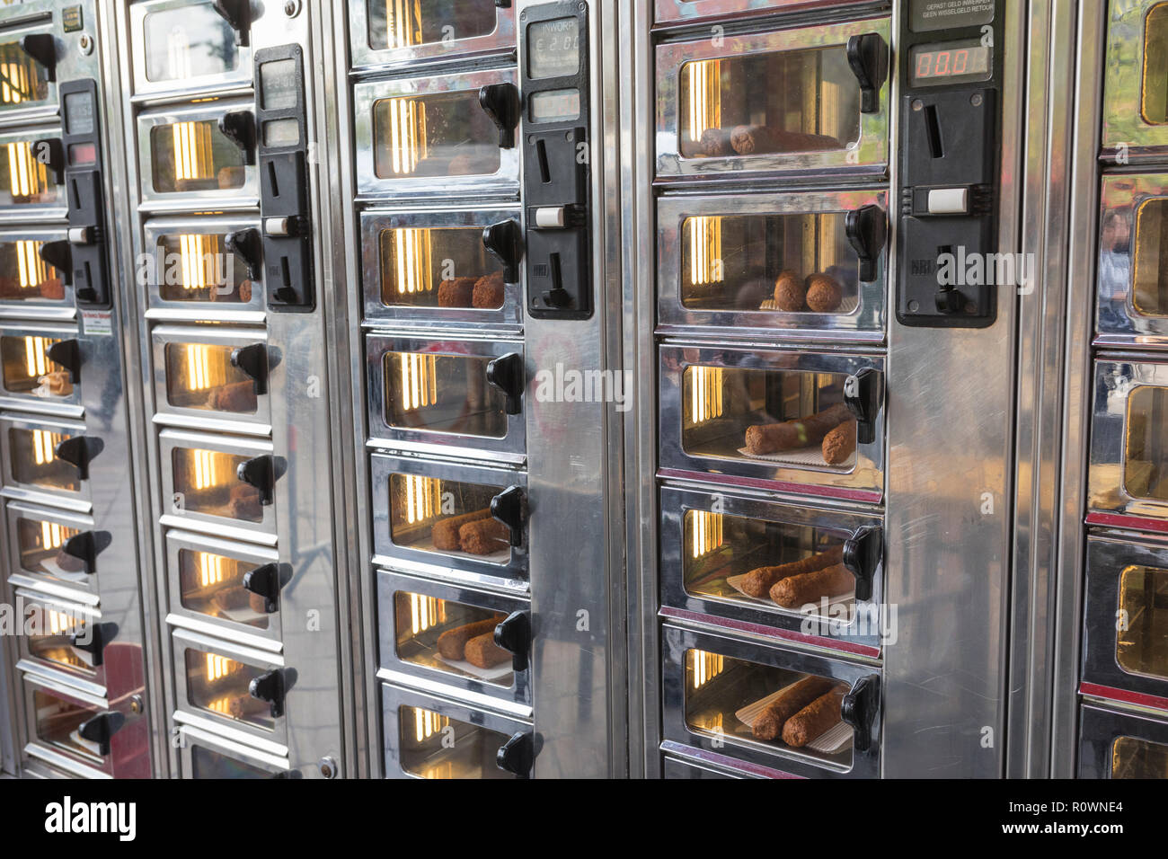 Il fast food delicatezza crocchette di purè di patate all'interno di un tipico olandese macchina automatica nei Paesi Bassi Foto Stock