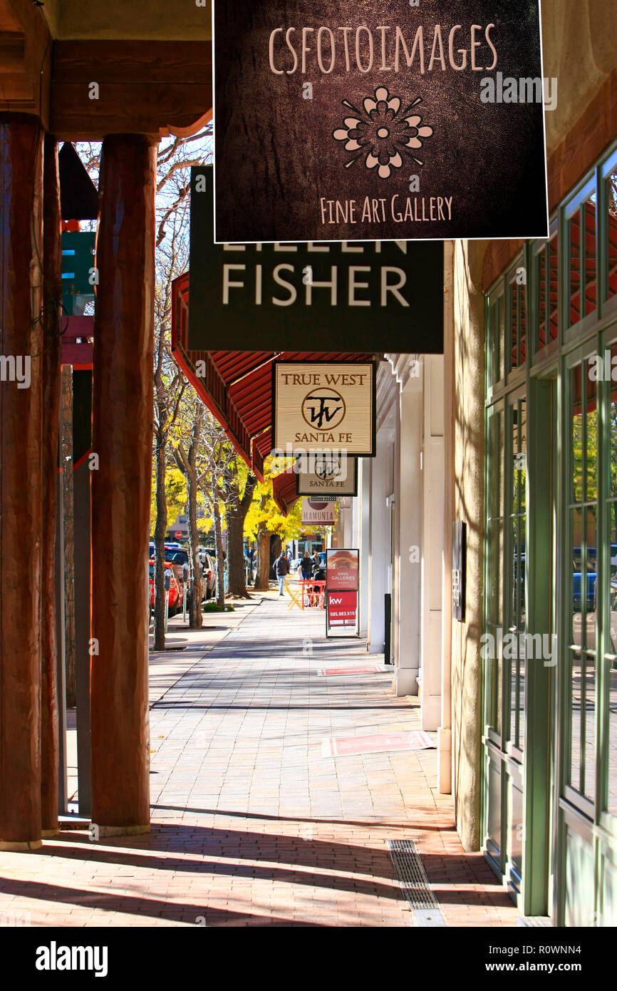 Galleria di overhead segni su Lincoln Ave nel centro cittadino di Santa Fe, New Mexico USA Foto Stock