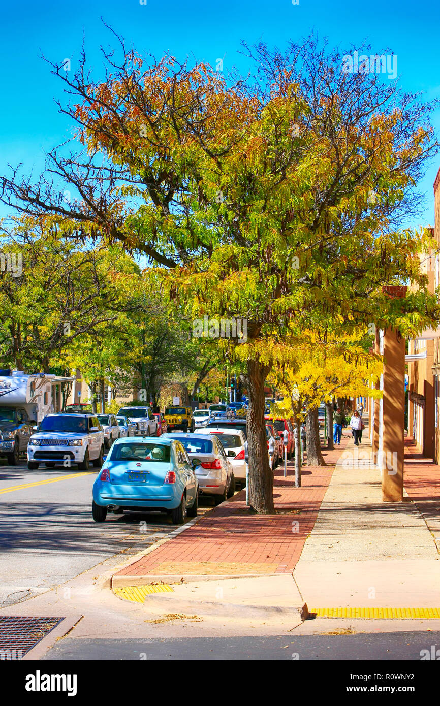 Strada alberata di E Marcy Street a Santa Fe, New Mexico, NEGLI STATI UNITI Foto Stock