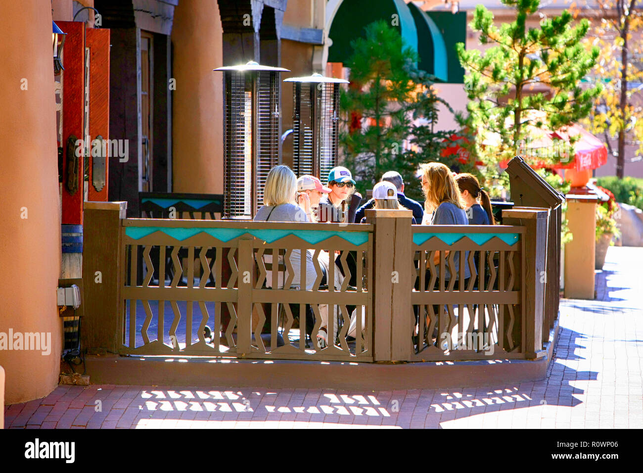 Sala da pranzo di persone al di fuori della bassa n' lenta Lowrider Bar su Washington Avenue nel centro cittadino di Santa Fe, New Mexico, NEGLI STATI UNITI Foto Stock