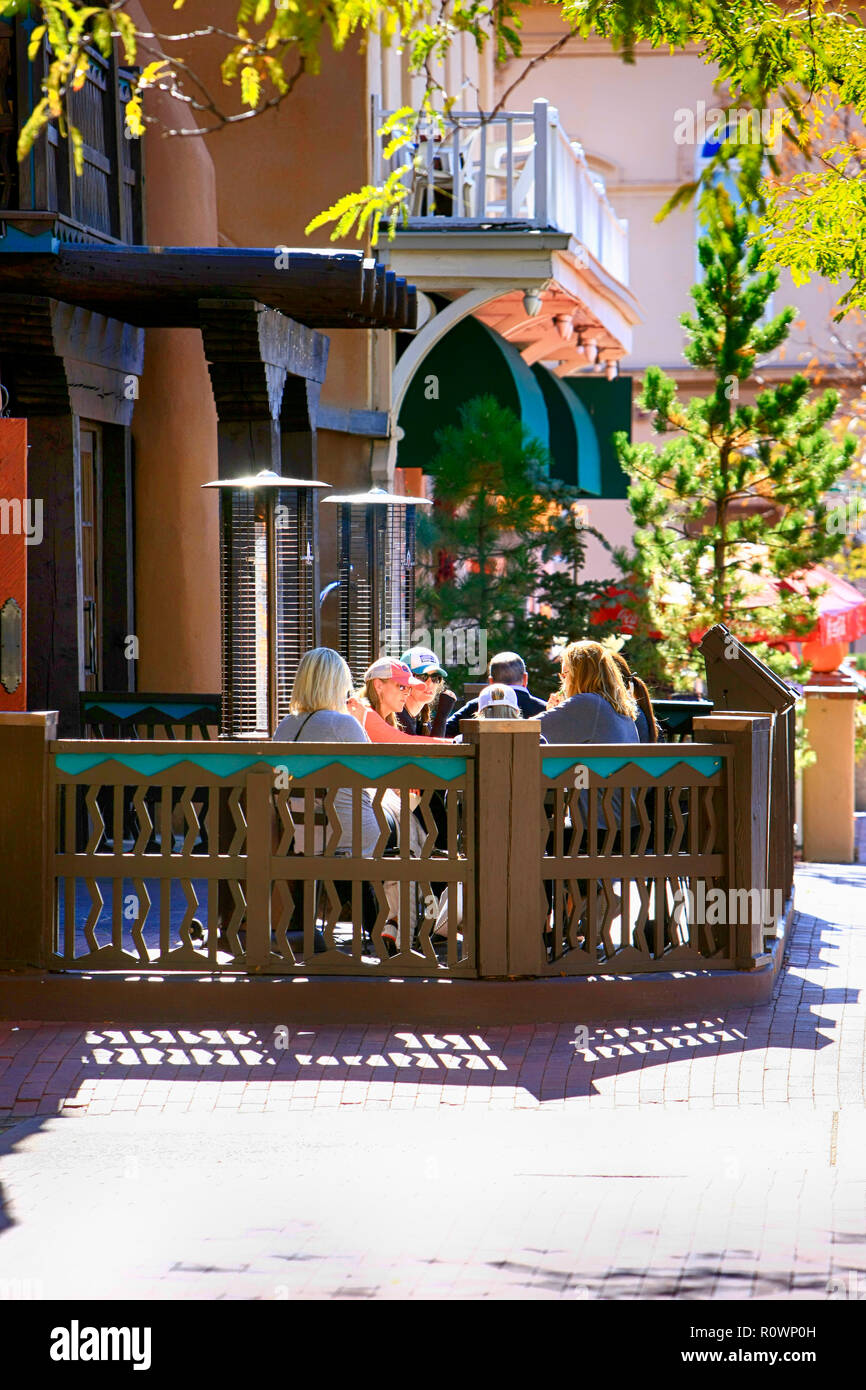 Sala da pranzo di persone al di fuori della bassa n' lenta Lowrider Bar su Washington Avenue nel centro cittadino di Santa Fe, New Mexico, NEGLI STATI UNITI Foto Stock